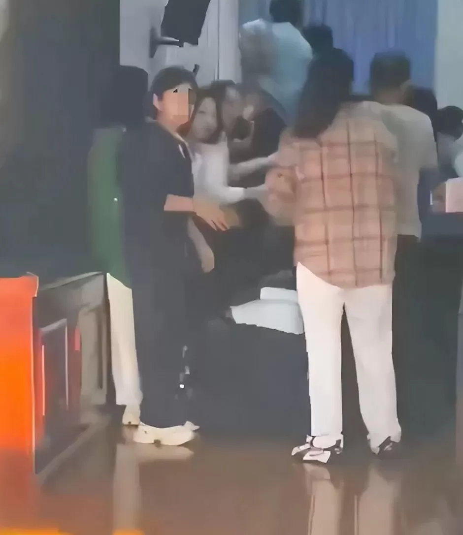 “家长跪地让学生从背上踩过”，中学举办“愧疚教育”活动？校方致歉-第2张图片-