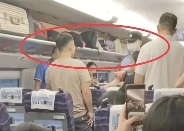 广东一列高铁上陌生男子对邻座8岁女孩又亲又摸，称“她这么小没关系”，孩子妈妈报警-第1张图片-