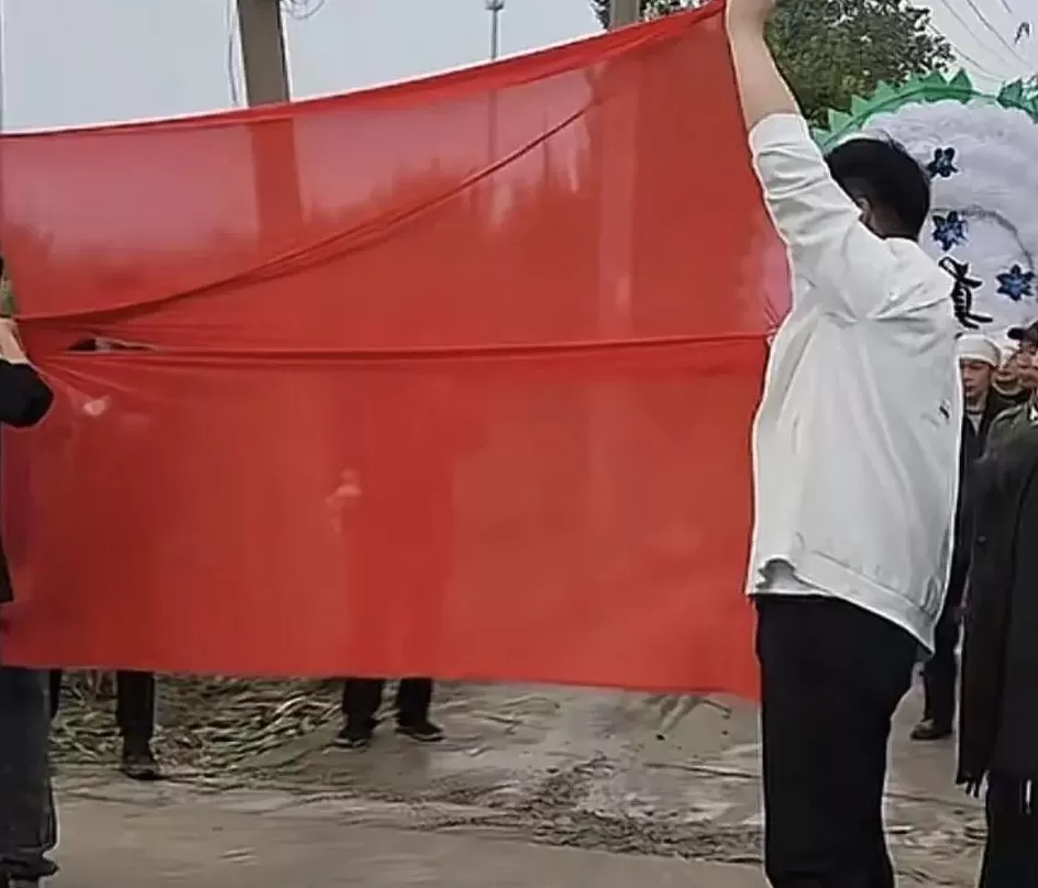 河南焦作红白事路口相逢拉起红布让婚车先行，白事主家回应-第1张图片-