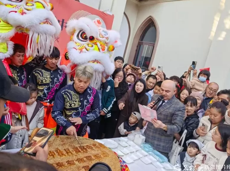 祝福新疆更美好丨新疆景区暖意浓天女散月饼传递团圆情-第2张图片-