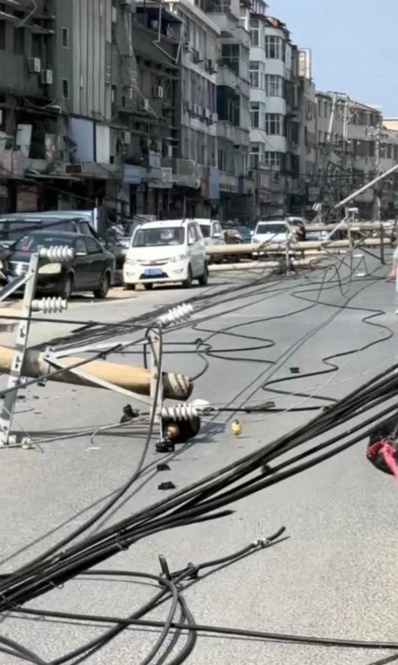 湖北大悟一街道多根电线杆倒塌,政务中心人员:原因还在调查-第1张图片- 湖北大悟一街道多根电线杆倒塌,政务中心人员:原因还在调查-第1张图片-