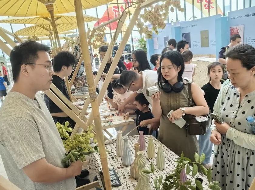 江西省图书馆:国庆 “游园” 成新宠,书香里解锁过节新方式-第2张图片- 江西省图书馆:国庆 “游园” 成新宠,书香里解锁过节新方式-第2张图片-