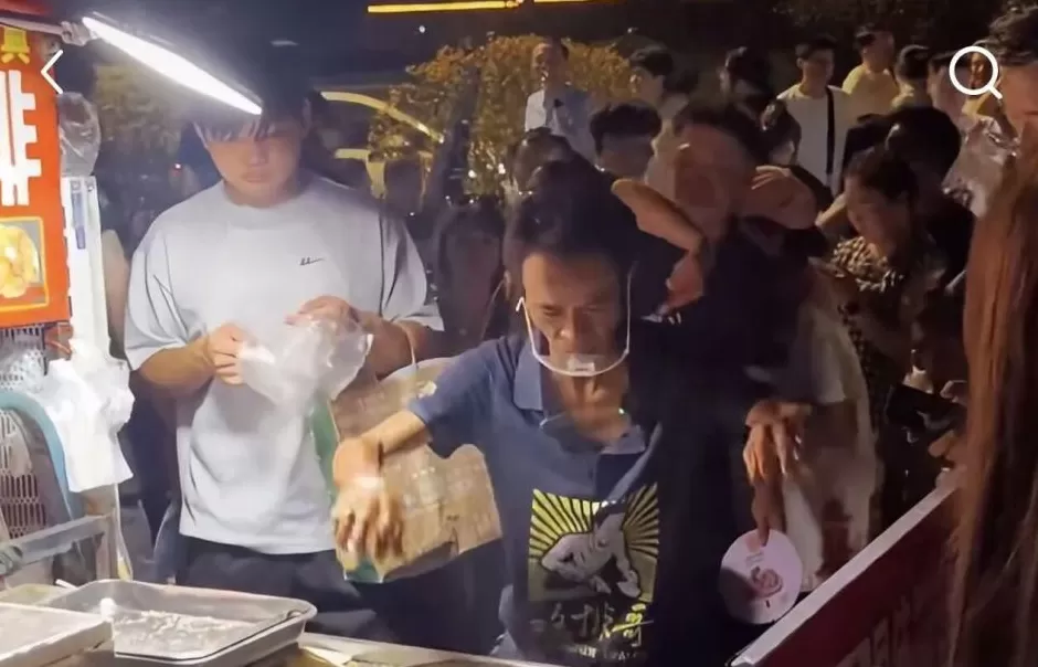 “鸡排哥”黄金周流量变“留量”,情绪经济是下一个万亿赛道?-第4张图片- “鸡排哥”黄金周流量变“留量”,情绪经济是下一个万亿赛道?-第4张图片-