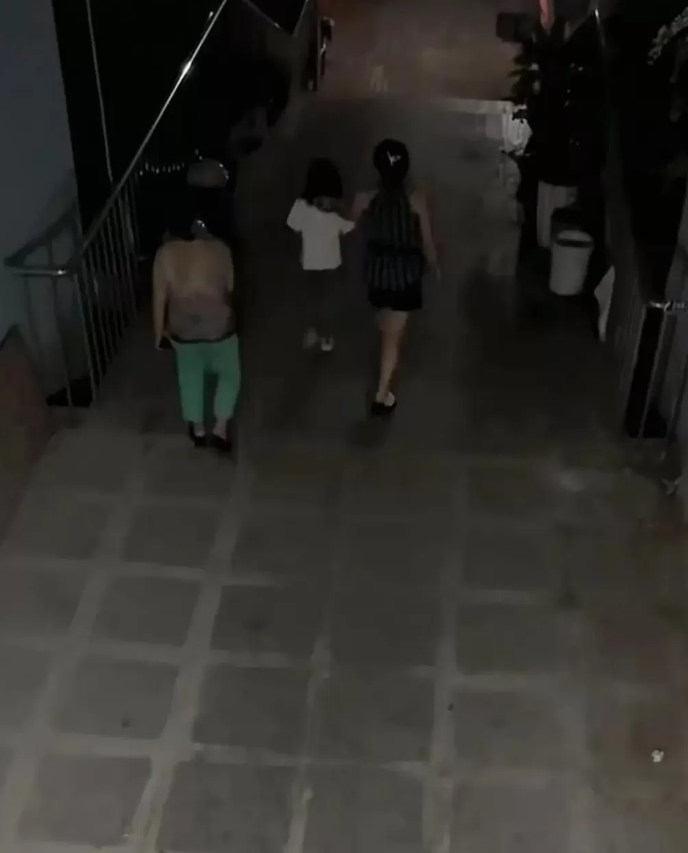 重庆7岁女孩中秋到同学家玩2天无人来接，警察找到家中发现其父已离世-第1张图片-