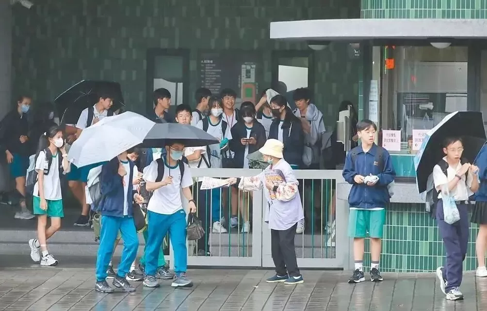 “靠背哥”又盯上抖音了：害怕岛内中小学生看到真实大陆？-第2张图片-