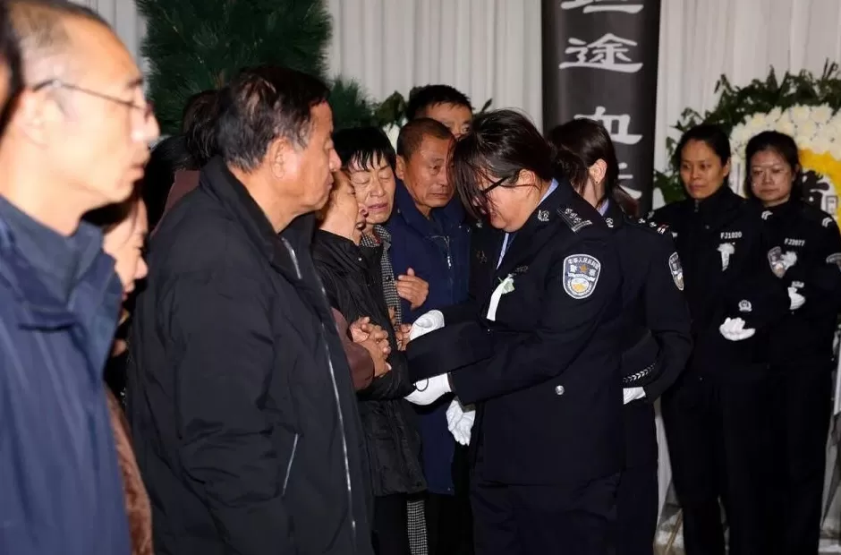 郑亮同志遗体告别仪式举行-第3张图片-