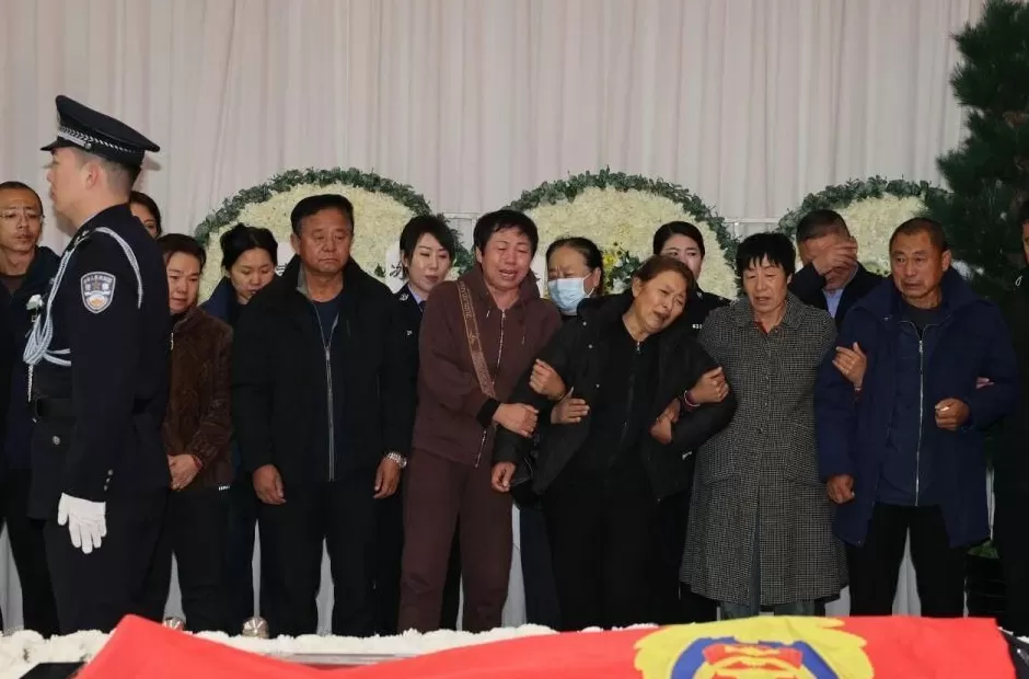 郑亮同志遗体告别仪式举行-第4张图片-