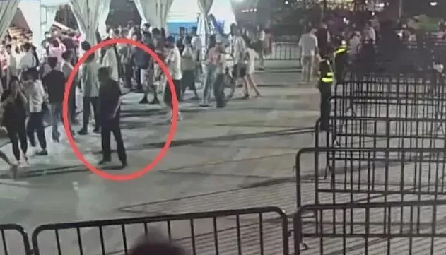 周杰伦上海演唱会现“黄牛乱象”：强推无票歌迷过闸机，涉事者被警方行拘-第1张图片-