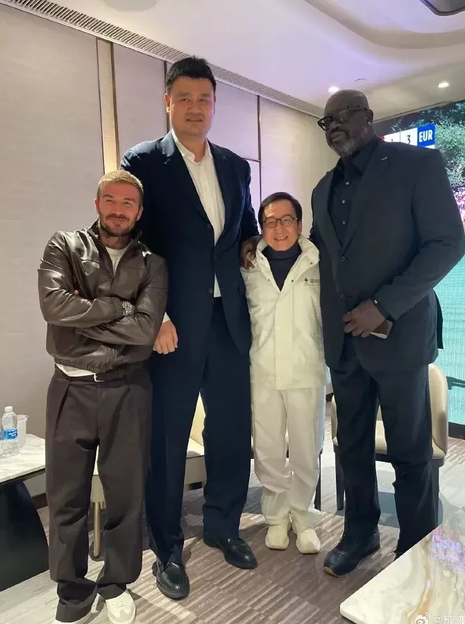 NBA中国赛打响，成龙晒与姚明、奥尼尔、贝克汉姆合照-第2张图片-