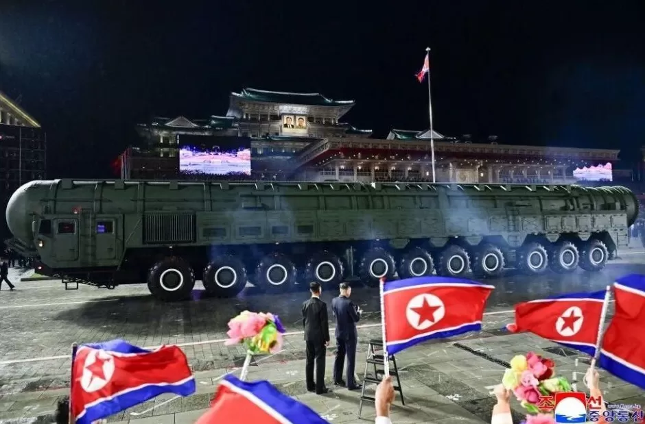新型洲际弹道导弹，亮相朝鲜阅兵式-第1张图片-