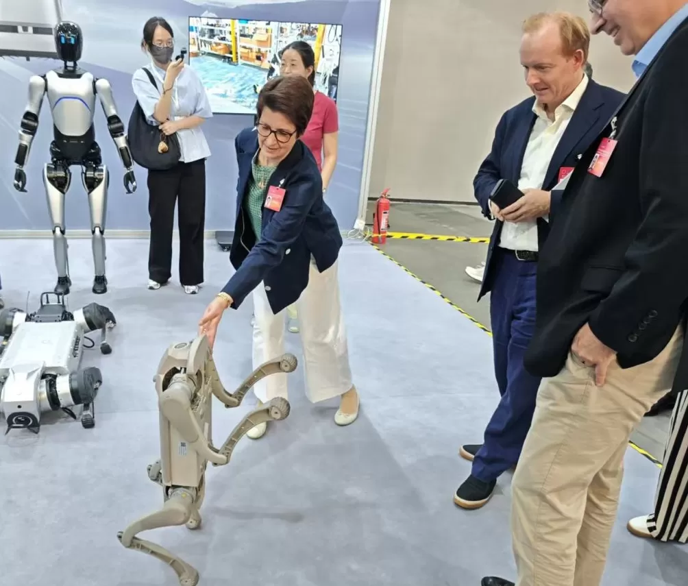 特写｜“能加个微信吗？”当500强高管们遇上上海AI-第5张图片-