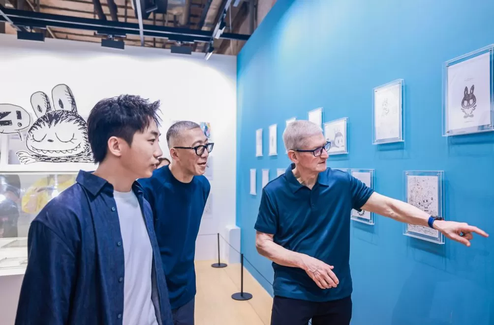 库克再度到访中国：首站现身LABUBU上海展览，还与王宁互动-第2张图片-