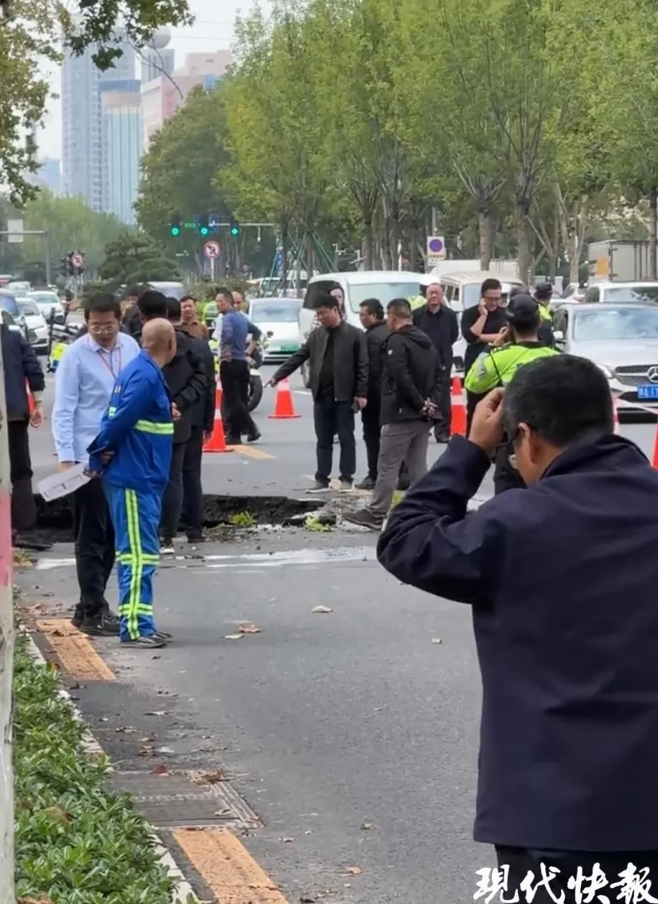 郑州一道路塌陷致清扫车掉进大坑，无人员受伤-第2张图片-