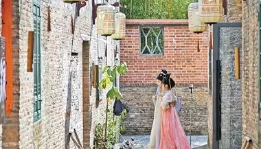 央媒聚焦网红城市居民的喜悦与烦恼:家门口成打卡地,考验城市治理能力-第3张图片- 央媒聚焦网红城市居民的喜悦与烦恼:家门口成打卡地,考验城市治理能力-第3张图片-