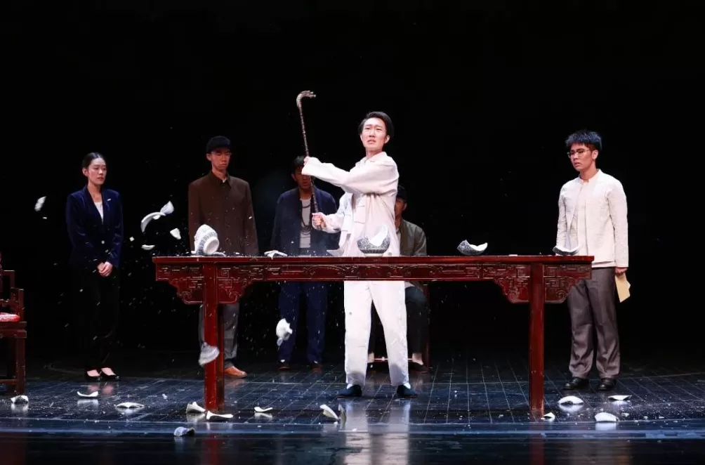 大学生剧社演绎《玩家》，曹禺剧场见证青春戏剧力量-第1张图片-