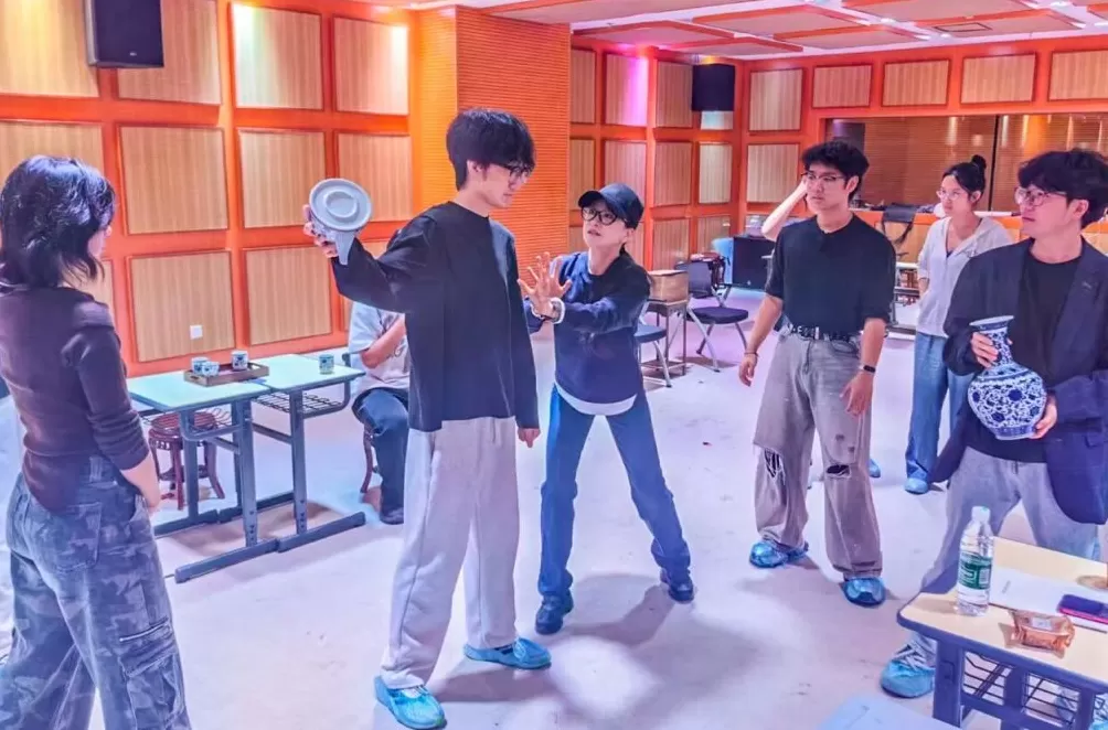 大学生剧社演绎《玩家》，曹禺剧场见证青春戏剧力量-第3张图片-