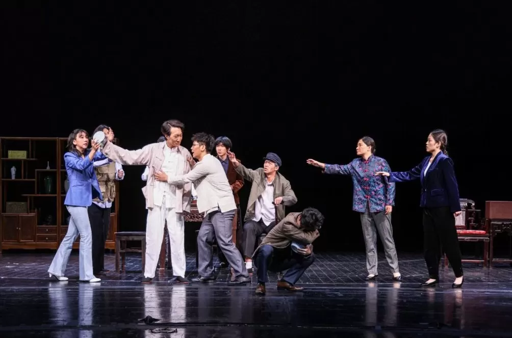 大学生剧社演绎《玩家》，曹禺剧场见证青春戏剧力量-第5张图片-