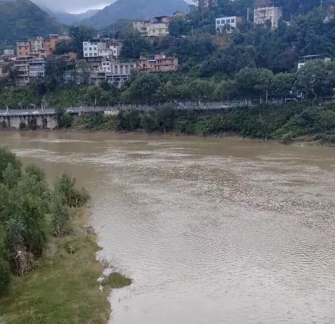 新郎婚礼当天跳河身亡，其父称儿子婚车内和新娘一直争吵，留下最后一句话：从没受过这么大委屈，这个婚我不结了-第2张图片-