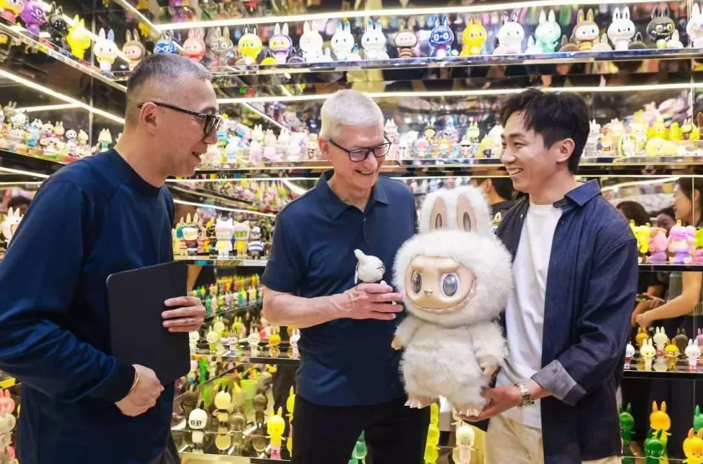 苹果CEO库克上海两日行:看LABUBU,首次“直播带货”,直言“太爱中国人和中国文化”-第2张图片- 苹果CEO库克上海两日行:看LABUBU,首次“直播带货”,直言“太爱中国人和中国文化”-第2张图片-