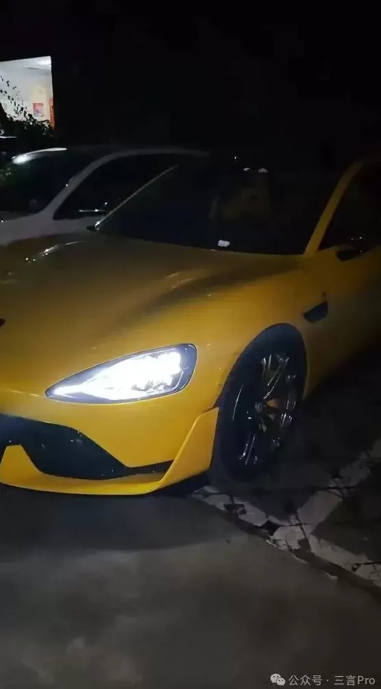 小米汽车官售“破窗手电”被吐槽难以取下,车主:紧急时刻多绝望-第1张图片- 小米汽车官售“破窗手电”被吐槽难以取下,车主:紧急时刻多绝望-第1张图片-