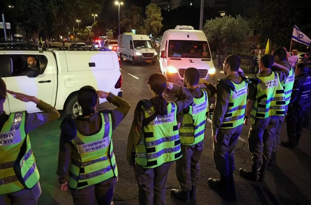 以色列不满哈马斯交还人质遗体进度缓慢，威胁减半援助卡车数量-第1张图片-