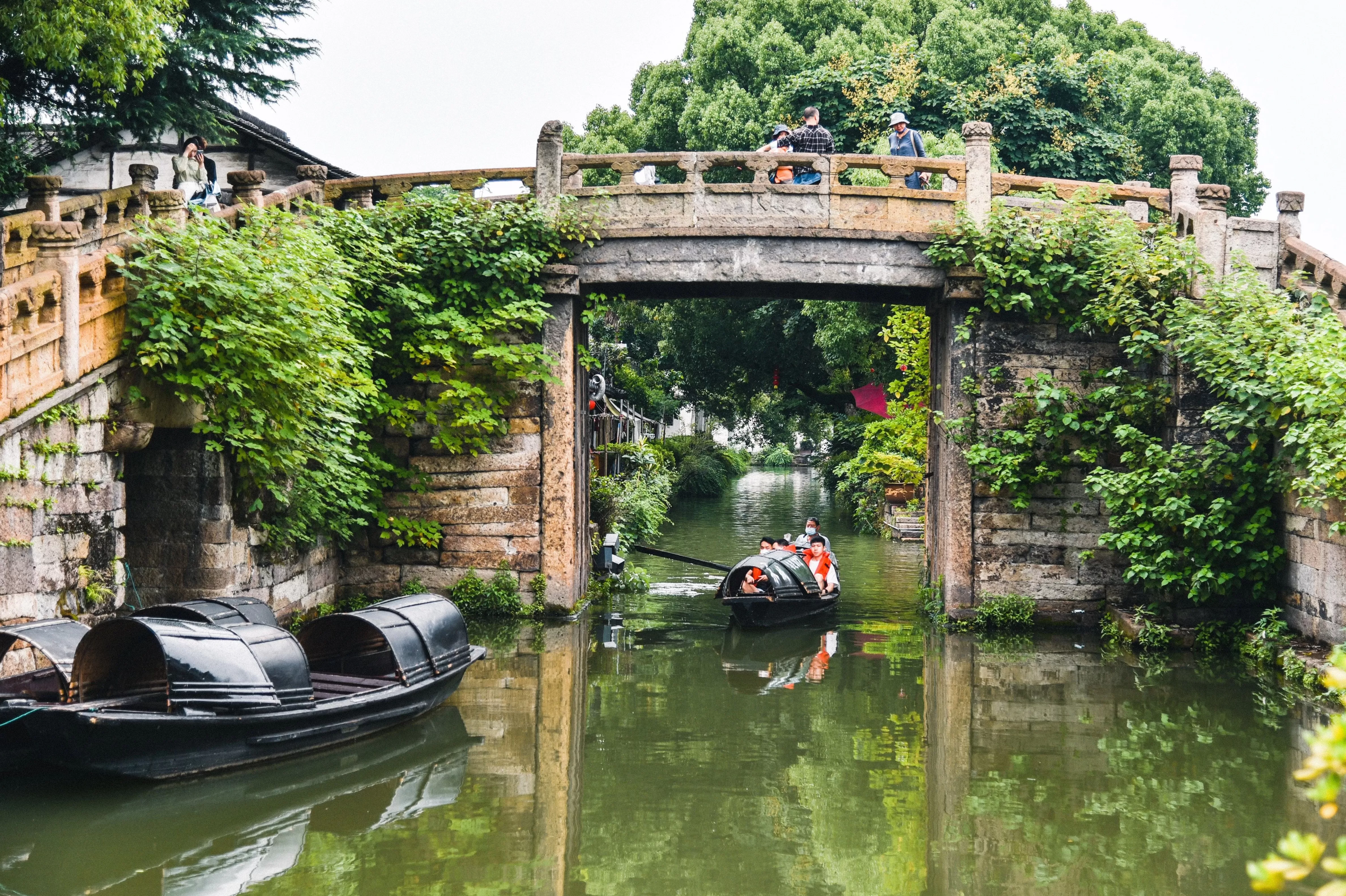 陈逸飞笔下，桥为骨水成韵的江南-第4张图片-