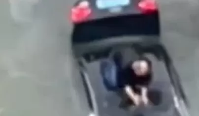 奥迪车疑似避让电动车撞上围栏，失控坠河！目击者：事故因一名老年妇女闯红灯引发-第1张图片-