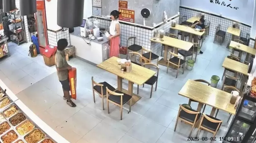 落魄小伙吃饭被免单，三个月后登门送钱-第1张图片-