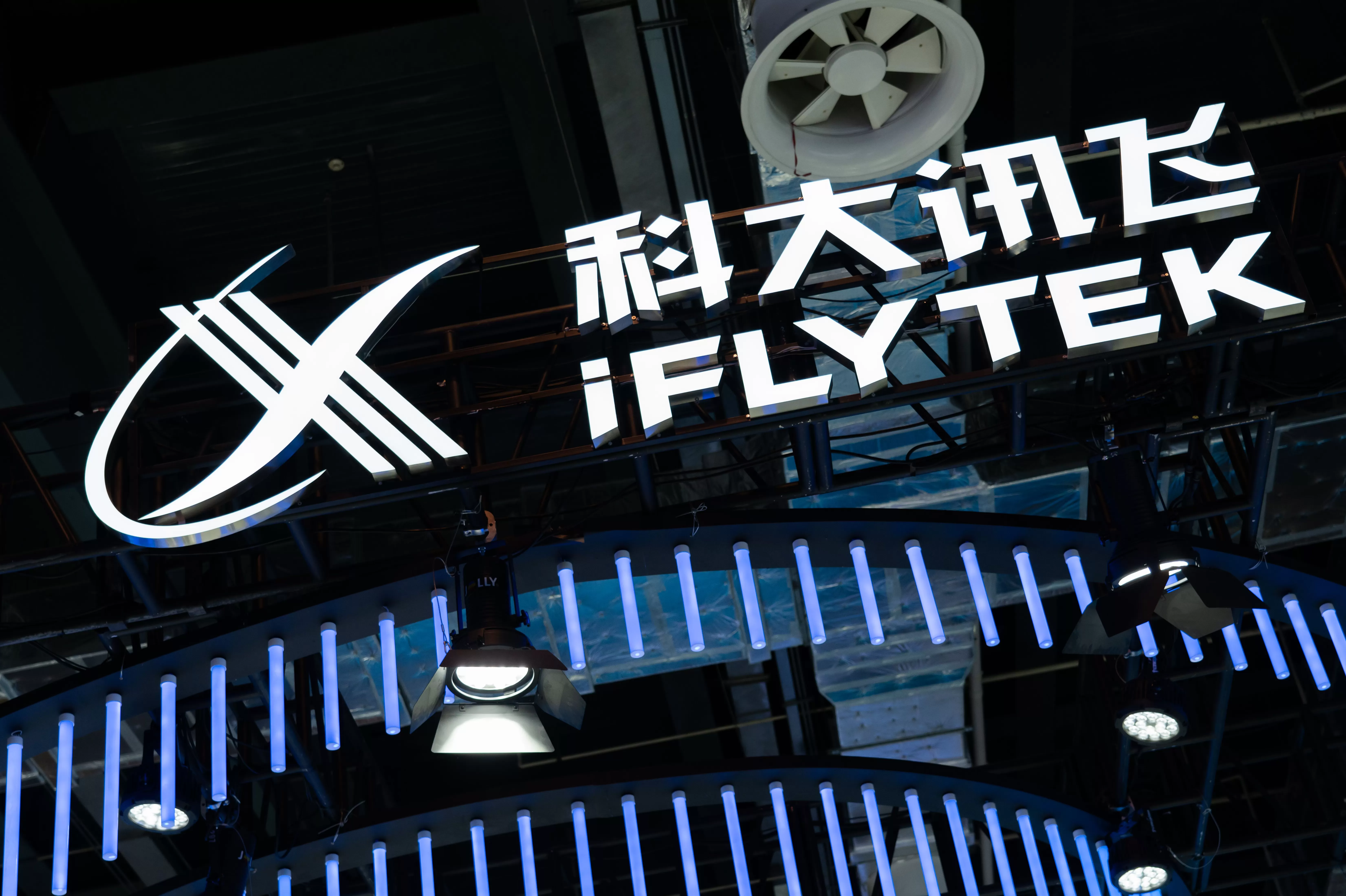 科大讯飞再发AI翻译耳机,厂商自研大模型的意义是什么?-第1张图片- 科大讯飞再发AI翻译耳机,厂商自研大模型的意义是什么?-第1张图片-