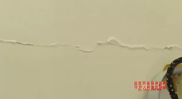 承重柱开裂达1厘米!贵州大哥花四十多万买的房,入住五年竟成了“危房”-第4张图片- 承重柱开裂达1厘米!贵州大哥花四十多万买的房,入住五年竟成了“危房”-第4张图片-