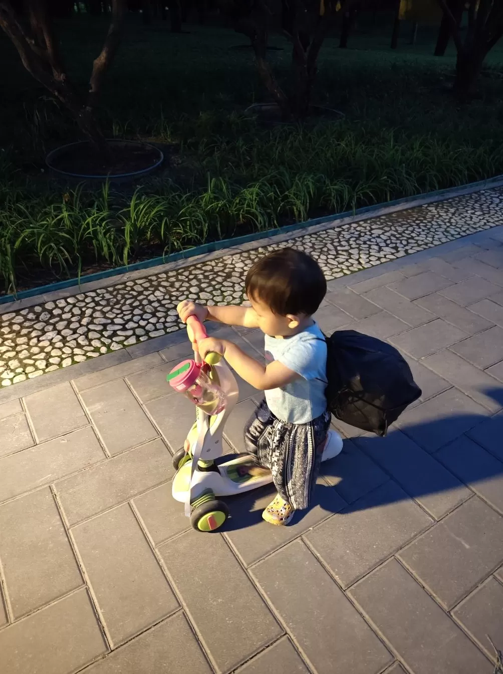 夜读｜奶爸加入公园“遛娃”队伍-第1张图片-