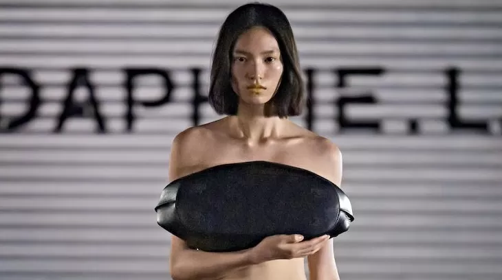 在匆忙与流动之间，时尚记录当下节奏｜2026春夏上海时装周-第1张图片-