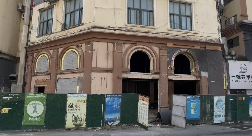 蚌埠一酒吧保安打人赔偿结案13年后:15人被公诉,同一事实出现两罪名-第2张图片- 蚌埠一酒吧保安打人赔偿结案13年后:15人被公诉,同一事实出现两罪名-第2张图片-