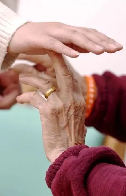 00后住进养老院：月租300元，和奶奶跨代共居-第16张图片-