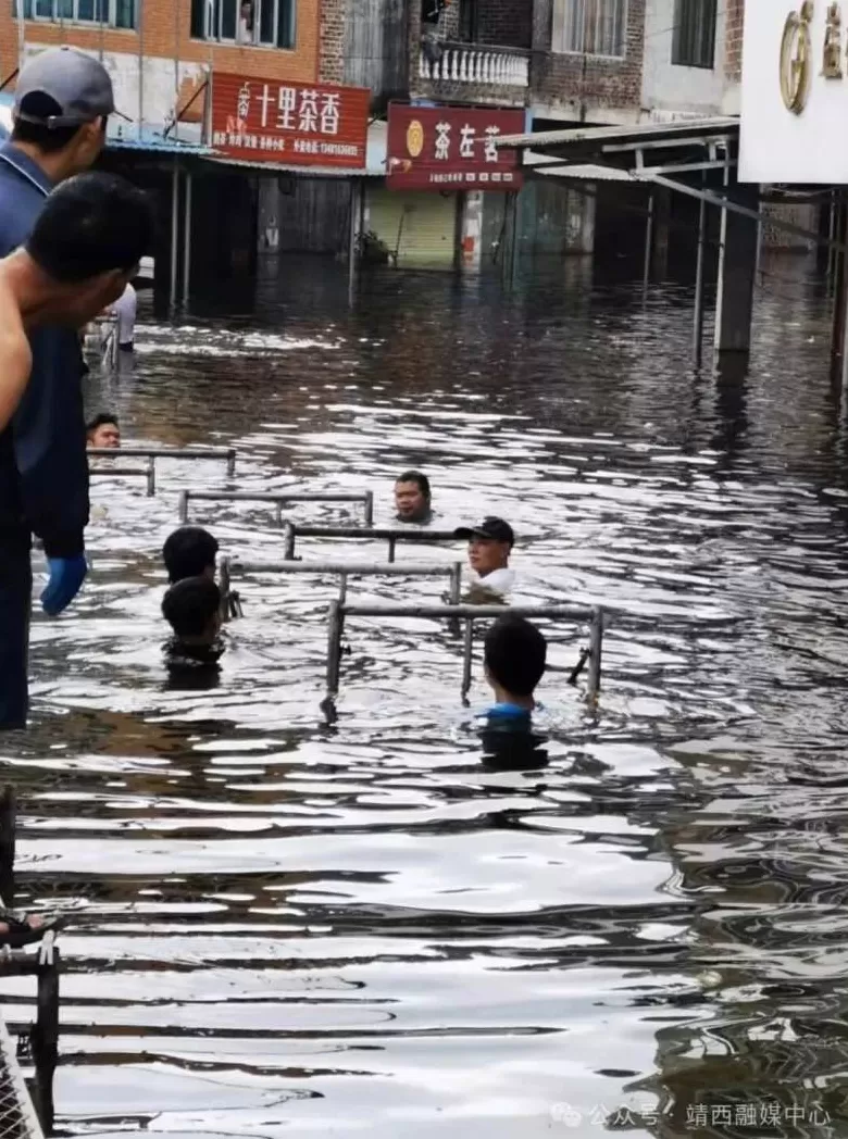 ‌广西一地“洪水围村”十余天，当地：仍断电，安排冲锋舟皮划艇接送出行-第1张图片-