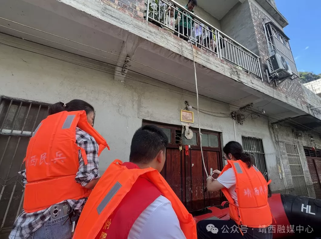 ‌广西一地“洪水围村”十余天，当地：仍断电，安排冲锋舟皮划艇接送出行-第2张图片-