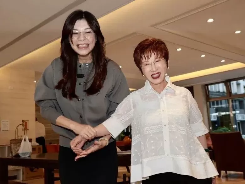 到底支持谁当党主席？当着郑丽文的面，洪秀柱说出了自己的答案-第1张图片-