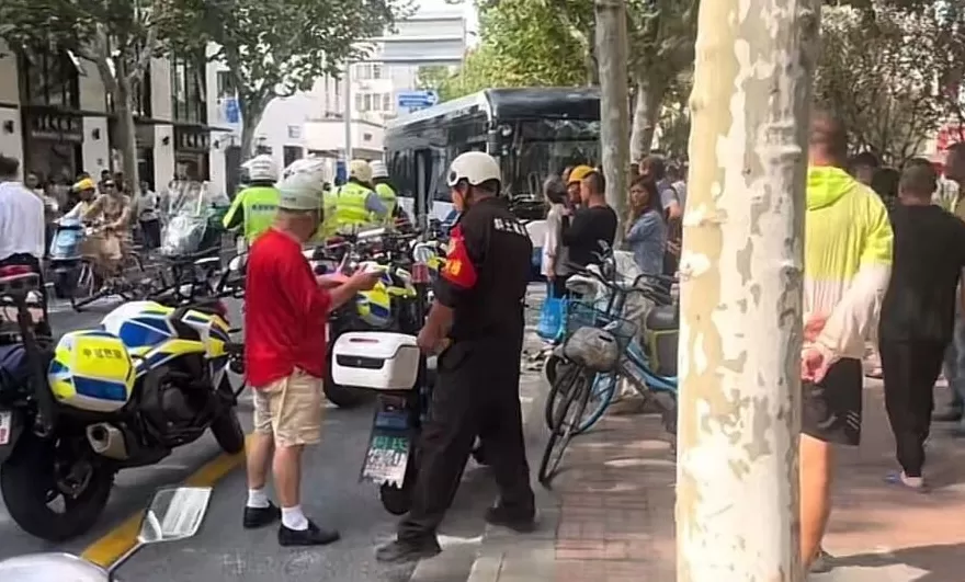 男子多次急刹,致公交车撞树!上海警方通报-第2张图片- 男子多次急刹,致公交车撞树!上海警方通报-第2张图片-