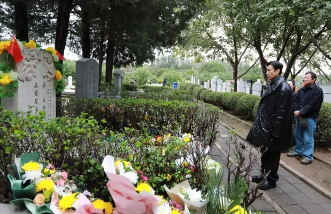 《沉默的荣耀》剧中吴石饰演者于和伟等赴吴石烈士与夫人墓缅怀纪念-第2张图片-
