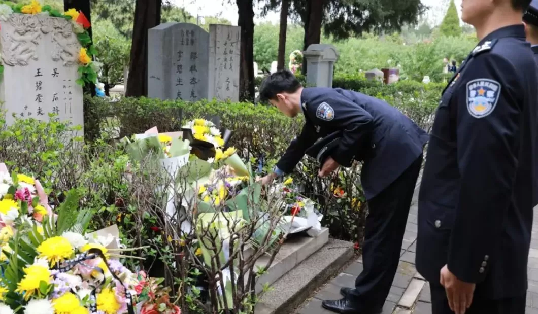 《沉默的荣耀》剧中吴石饰演者于和伟等赴吴石烈士与夫人墓缅怀纪念-第4张图片-