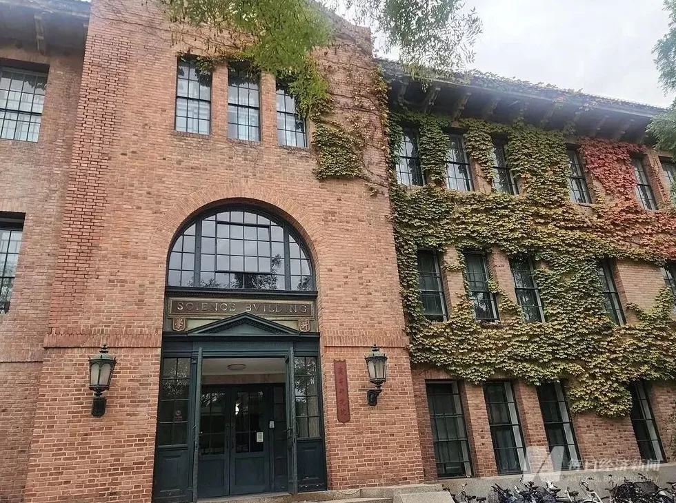 清华大学设杨振宁吊唁处，今晚开放吊唁，为期7天！已有师生、群众自发前往吊唁-第2张图片-