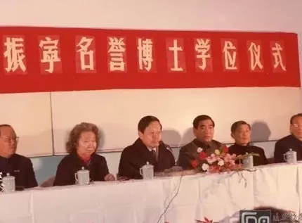 复旦发文缅怀杨振宁：曾与师生畅谈物理的诱惑，激励后学不断求索-第1张图片-