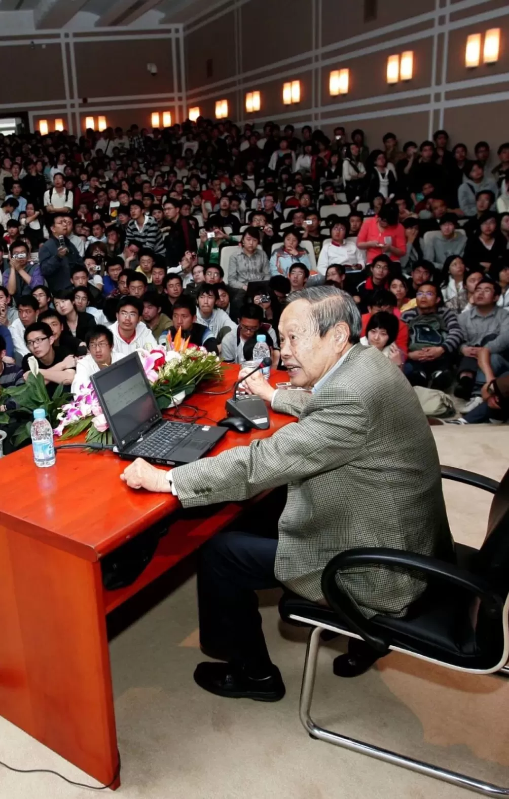 复旦发文缅怀杨振宁：曾与师生畅谈物理的诱惑，激励后学不断求索-第4张图片-