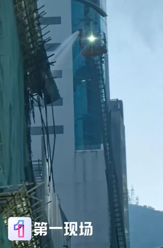 香港中环突发大火：一大楼陷入火海，棚架被烧毁坍塌-第7张图片-