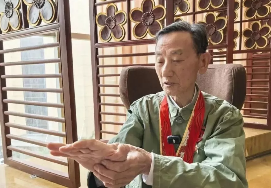 “老先生，您把项链取下来再做CT”“你看是不是弹片”-第10张图片-
