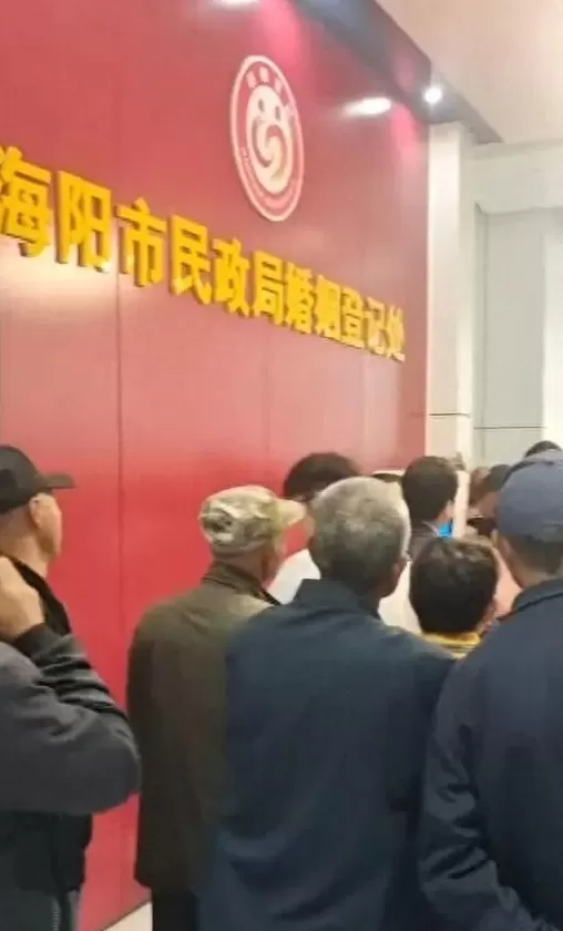 老人扎堆领结婚证，当地民政局回应-第1张图片-