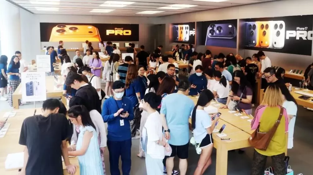 “加量不加价”，iPhone17标准版被中国果粉“买爆”：销量比iPhone16多出近1倍-第2张图片-