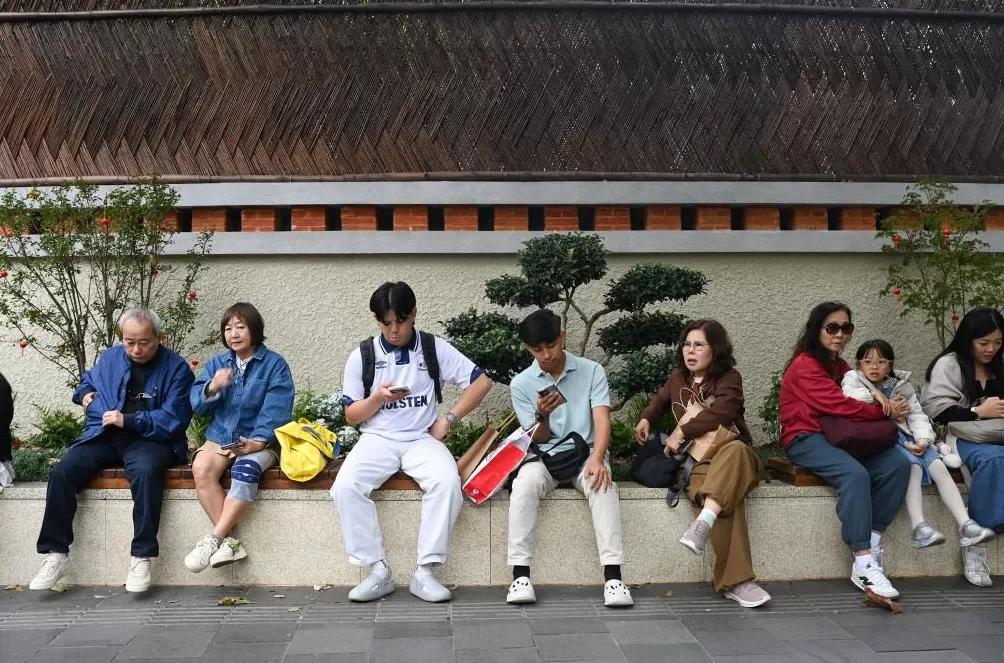 魔都眼｜入秋首个工作日：你的发型是否在冷风中凌乱-第1张图片-