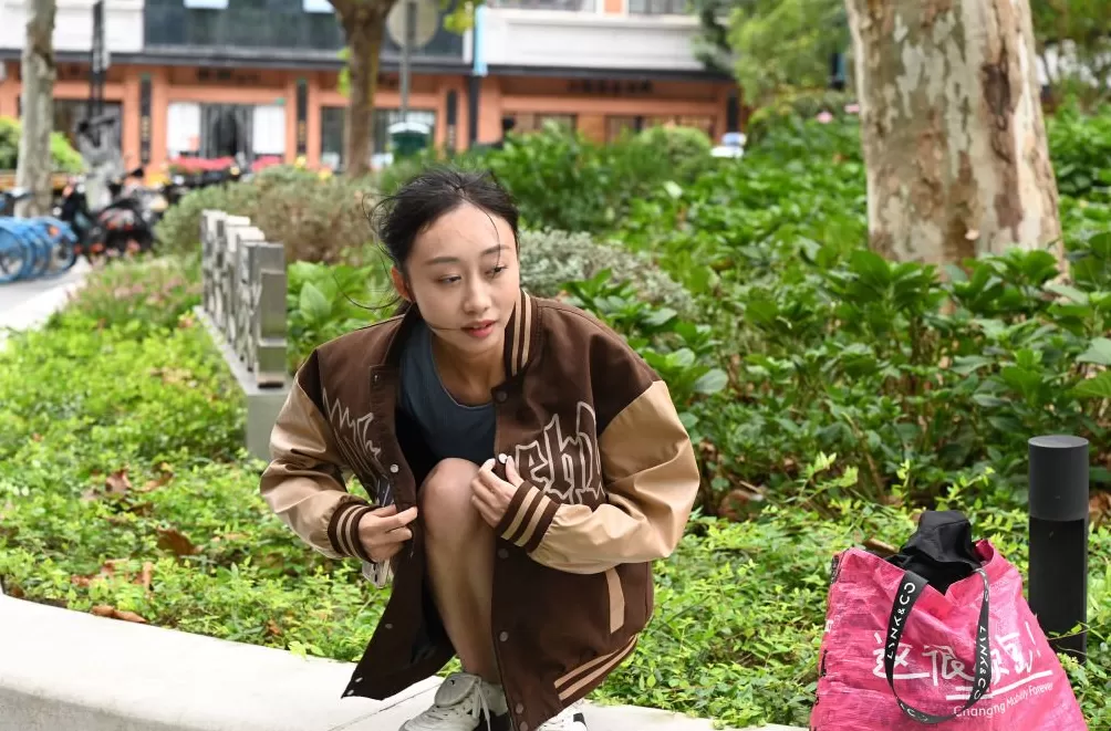 魔都眼｜入秋首个工作日：你的发型是否在冷风中凌乱-第2张图片-
