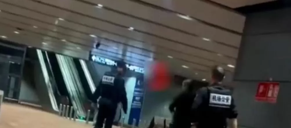 航班延误近8小时，男子扬言“炸机场”，被公安带走-第1张图片-